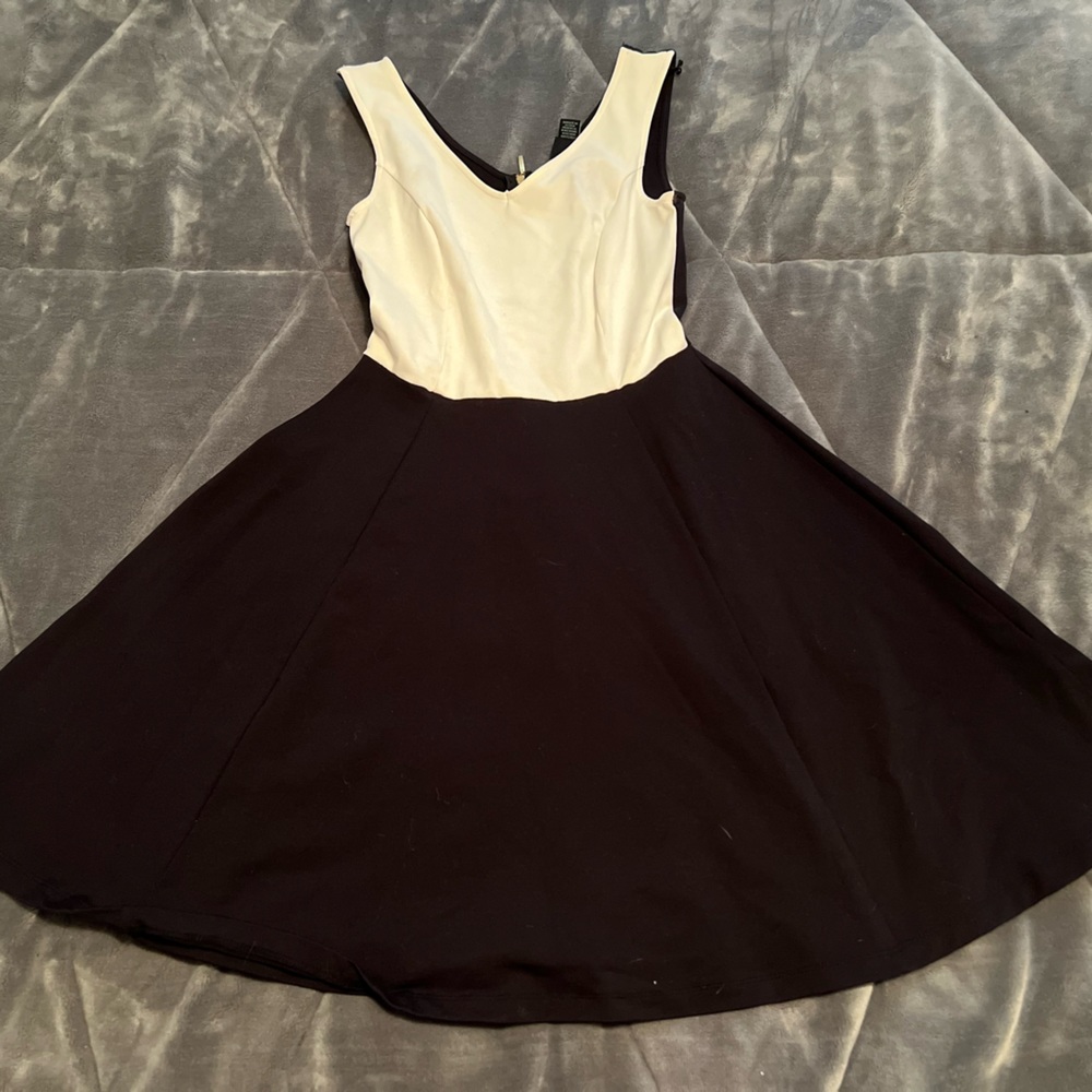 Black and white dress —- XS